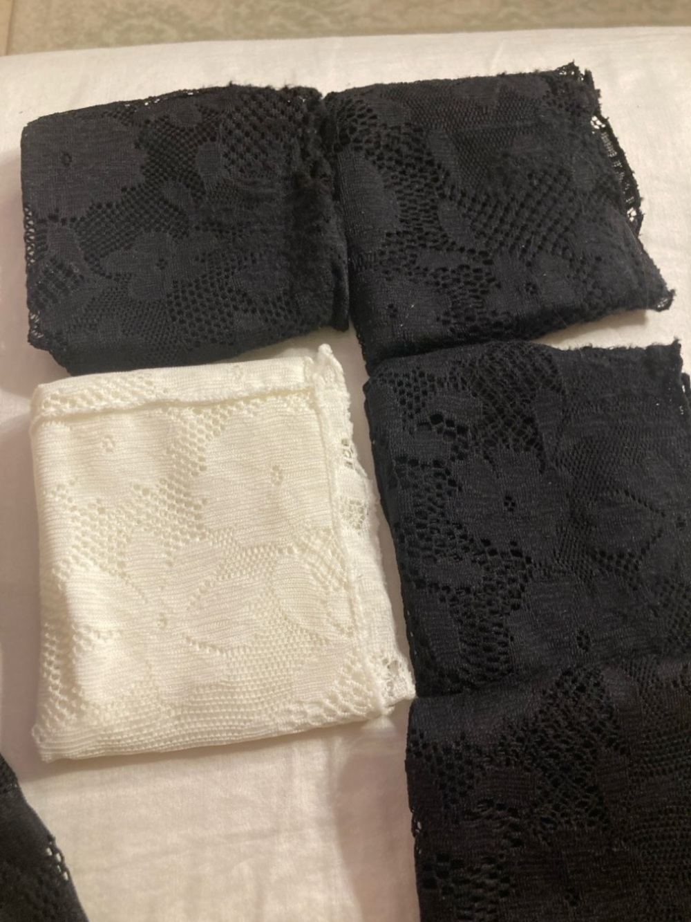 7 Pairs of MeMoi Black and White Floral Lace Slouch Crew Socks - Picture 4 of 8